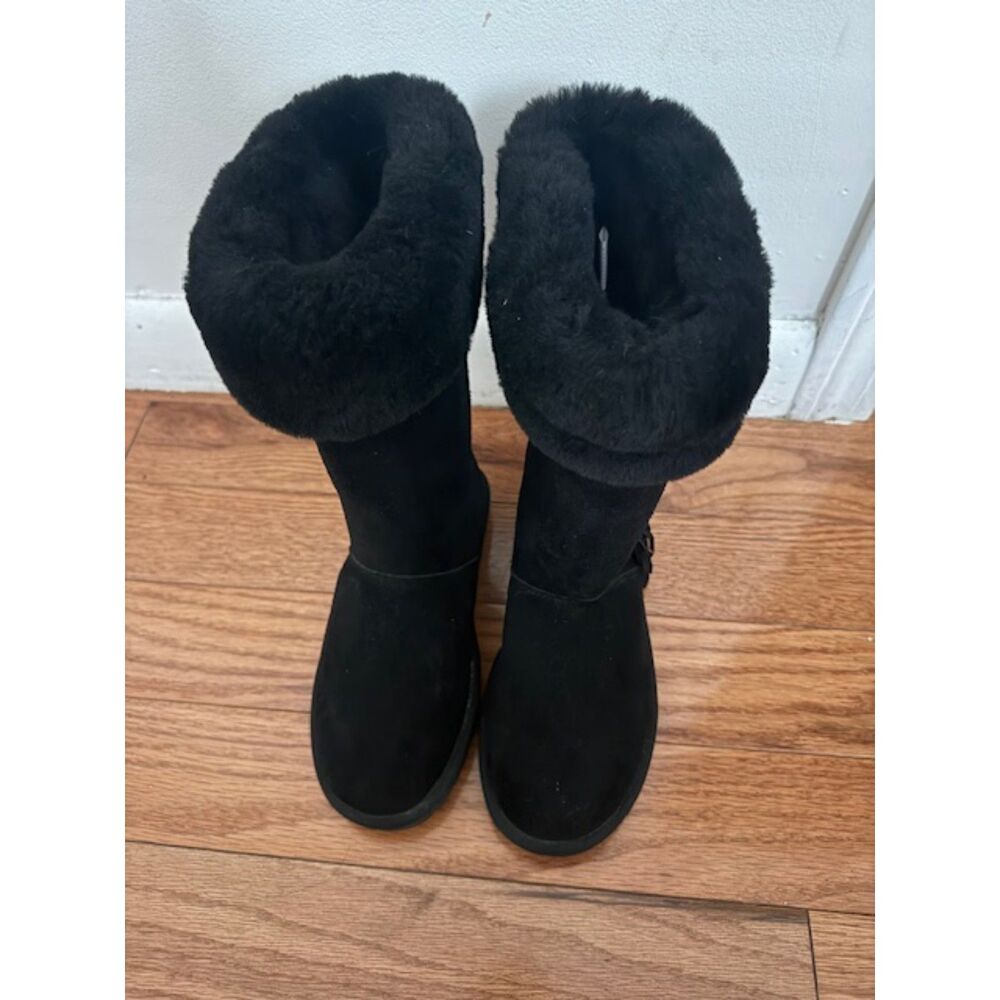 NWT Minnetonka Suede Shearling Black boots with Fringe, Size 6.